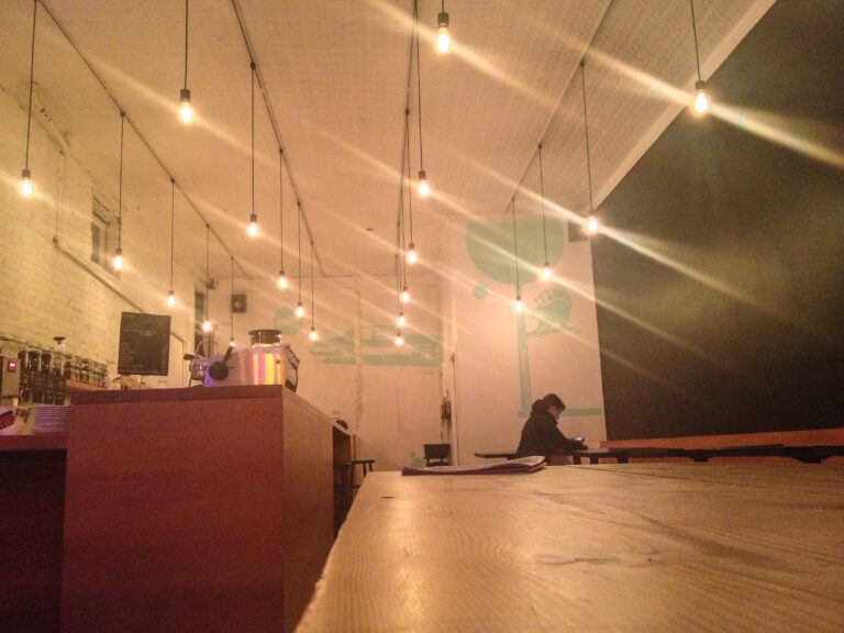 Suasana coffee shop aesthetic cocok buat kerja dan healing