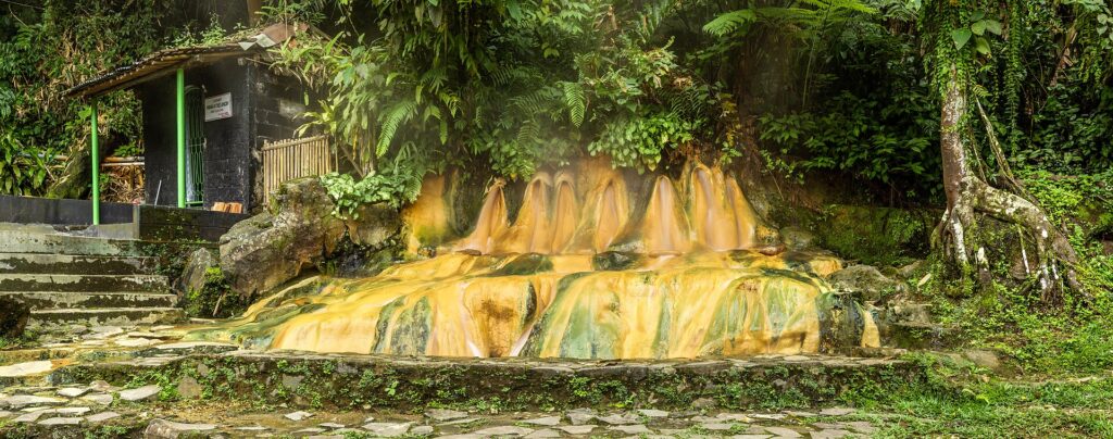 Pemandangan Pancuran Tujuh di Baturraden dekat Purwokerto, sumber air panas alami dikelilingi hutan hijau