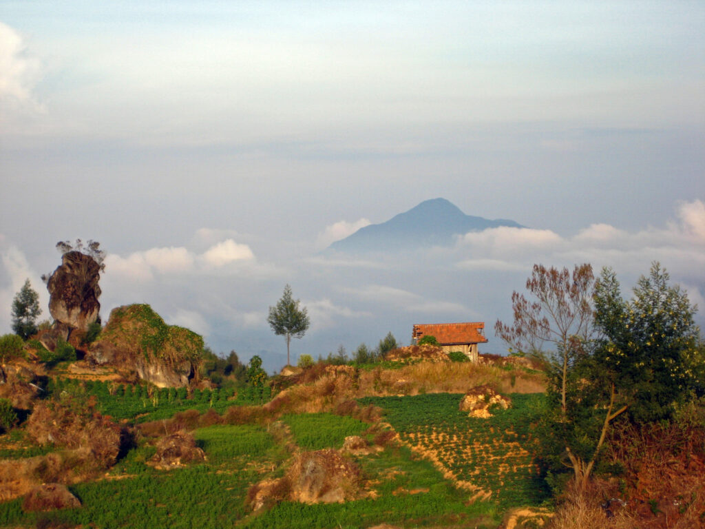 Pemandangan dataran tinggi Dieng Plateau, negeri di atas awan