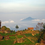 Pemandangan dataran tinggi Dieng Plateau, negeri di atas awan