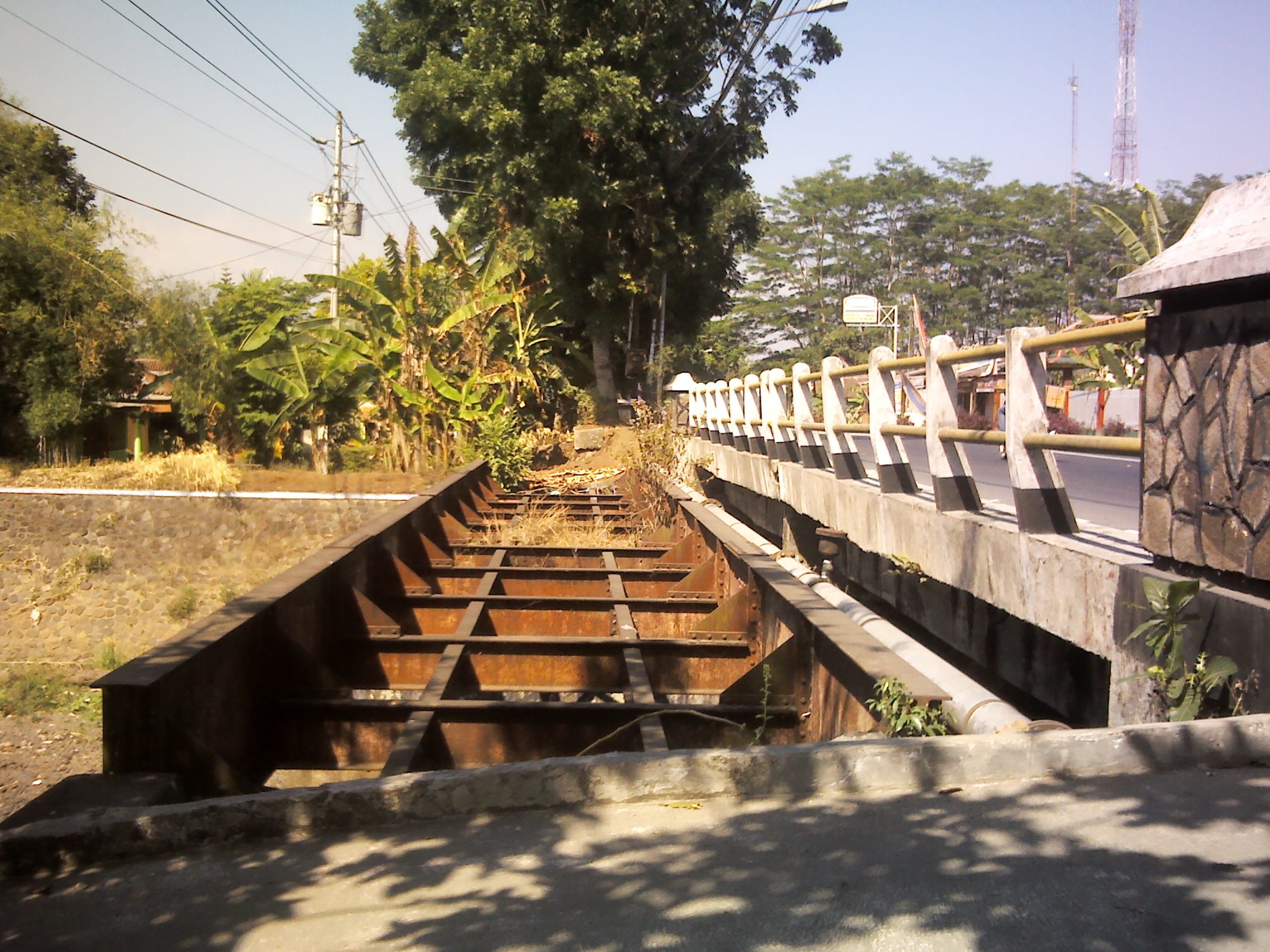 Bekas jembatan kereta uap tua di Kali Ponggawa Banyumas
