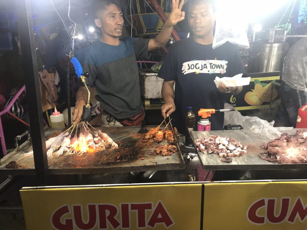 Suasana pasar malam dengan jajanan kuliner khas