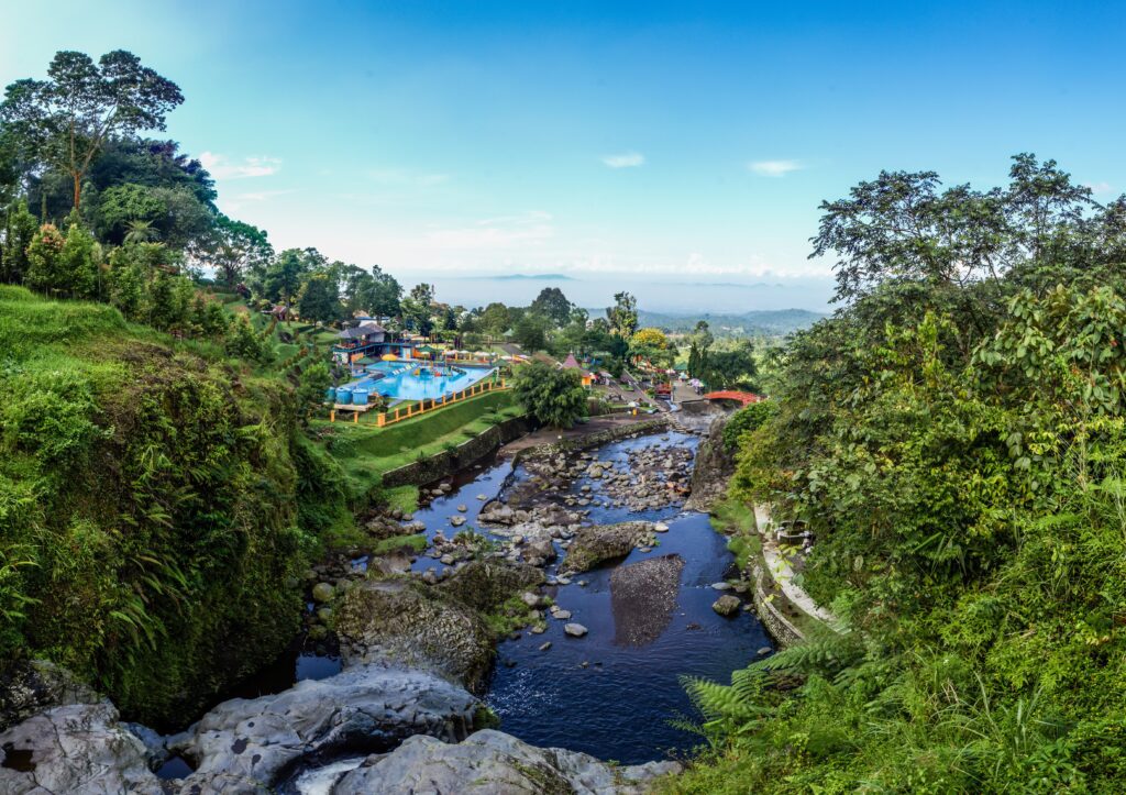 Pemandangan hutan Baturraden sekitar Telaga Sunyi